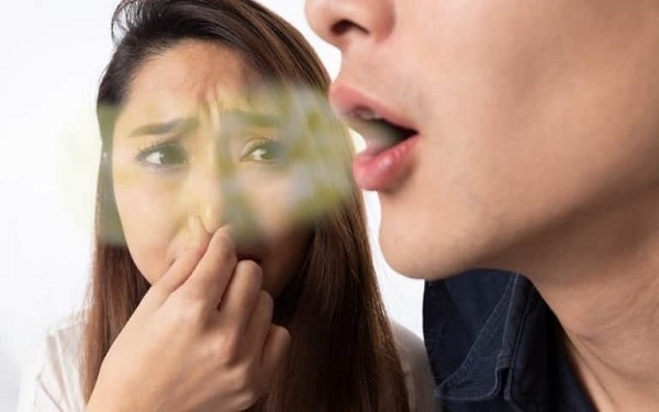 برخی مواقع اطرافیان به شما در تشخیص بوی بد دهان کمک می کنند
