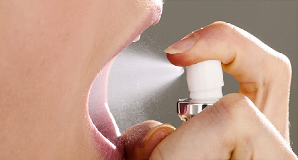 استفاده از اسپری خوش بو کننده دهان برای رفع موقت بوی بد دهان 