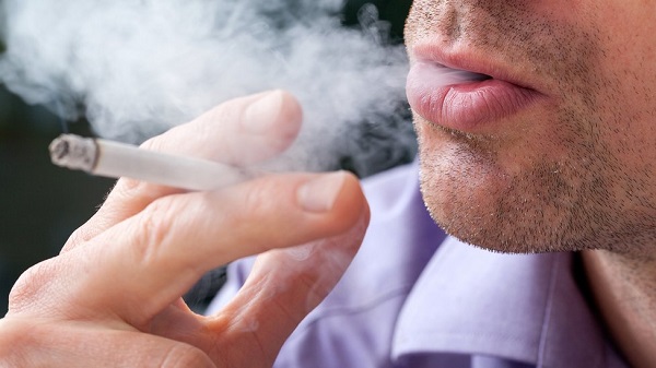 سیگار کشیدن و مصرف دخانیات از عوامل اصلی بوی بد دهان