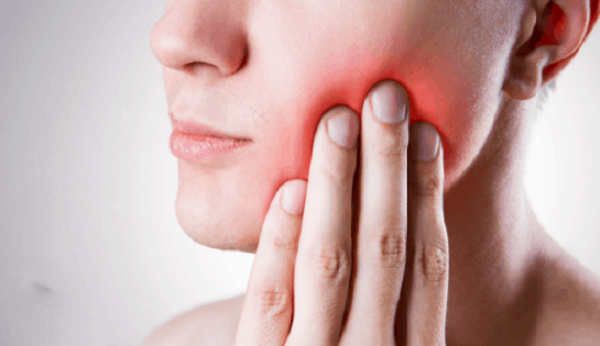 درد دندان ناشی از پوسیدگی است و نیاز به پر کردن دندان دارد