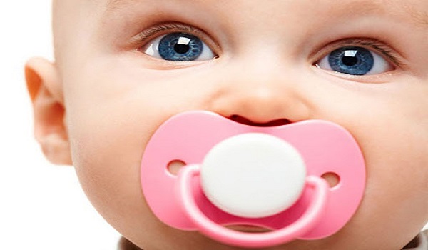 مکیدن زیاد نوزادان از عادات بد که باعث خرابی دندان ها