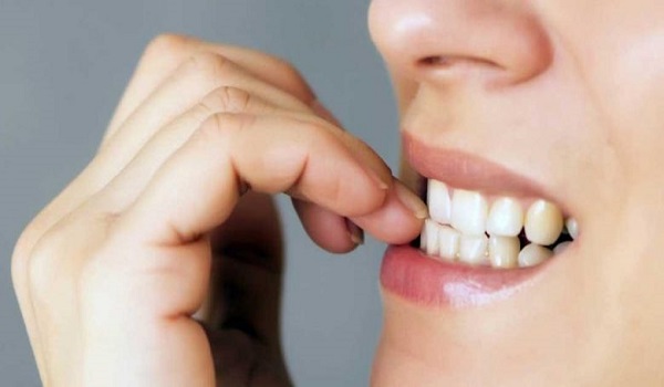 جویدن ناخن از عادات بد استفاده از دندان