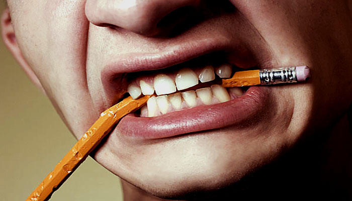 جویدن خودکار با دندان
