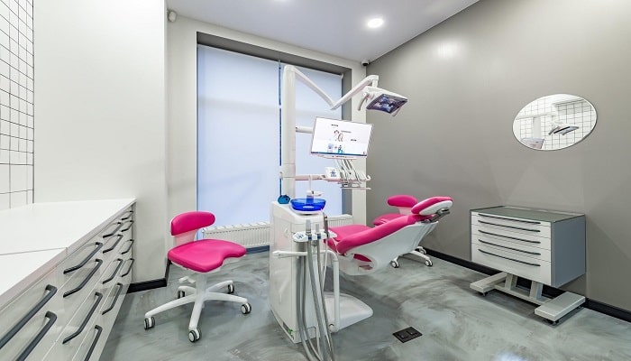 موقعیت مکانی مناسب، استریلیزه بودن محیط، دارای تجهیزات به روز و ... از ویژگی های یک کلینیک دندانپزشکی خوب است