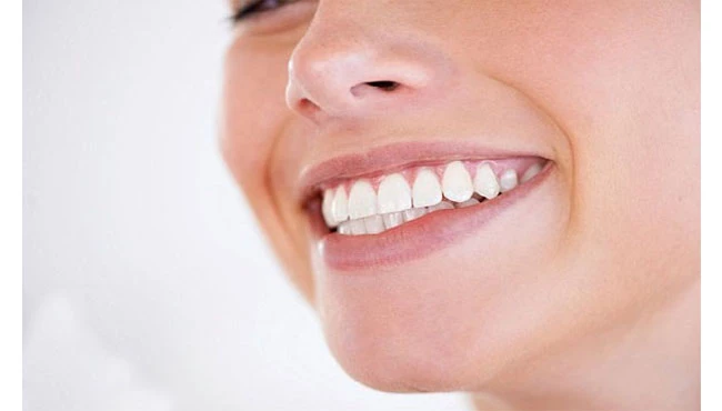 چکاپ منظم دندان ها و مراجعه به دندانپزشک برای پیشگیری از سیاه شدن دندان