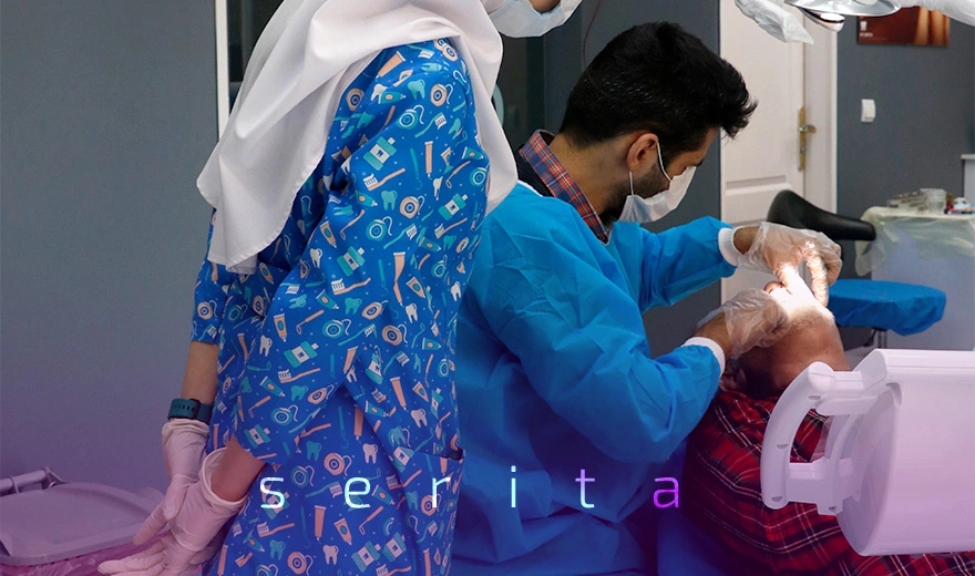 کادر پزشک کلینیک سریتا در حال لمینت دندان