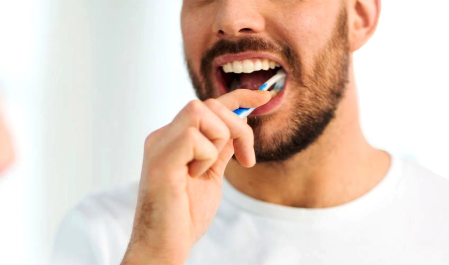مراقبت از لمینت دندان با مسواک زدن با خمیردندان مناسب