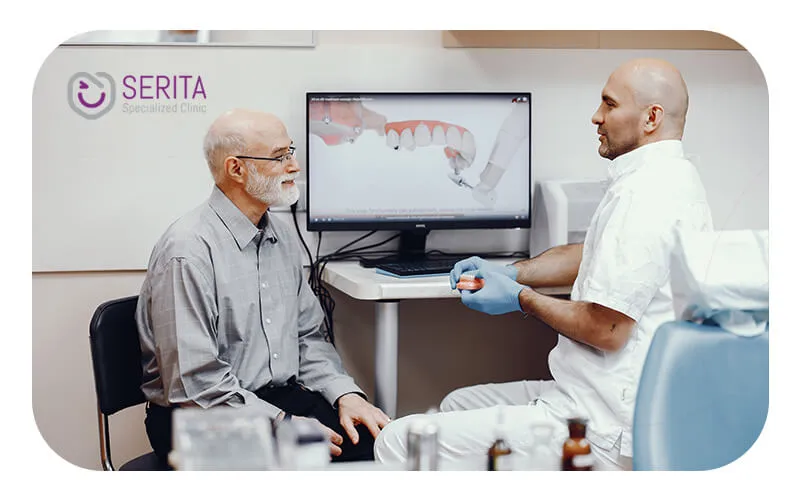 فرد مسن در حال مکالمه با دندانپزشک برای لمین ذندان.