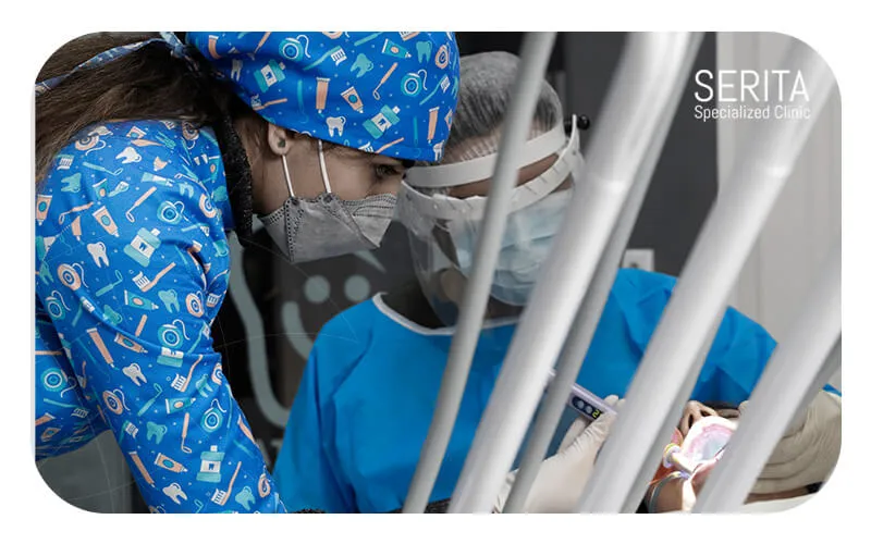 دندانپزشک متخصص در حال انجام ایمپلنت با بیهوشی.